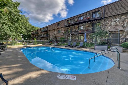 202-320 E Pleasant Street, Oconomowoc, WI, 53066 | Card Image
