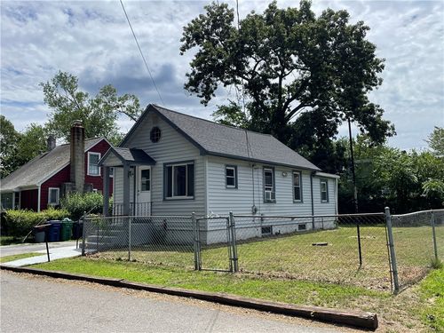 32 Salix St, Warwick, RI, 02889-9033 | Card Image