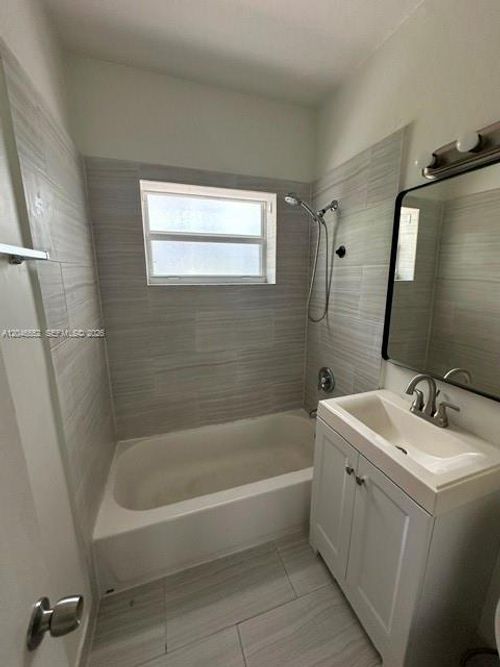 4-30 S Shore Dr, Miami Beach, FL, 33141-3930 | Card Image