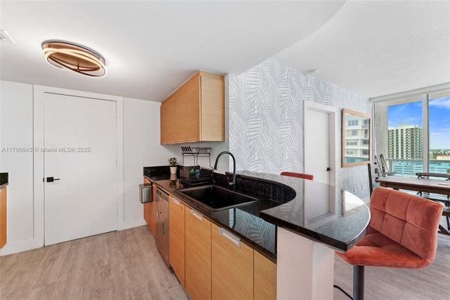 APT-1404 - 1881 79 Th Street Cswy, Condo with 2 bedrooms, 2 bathrooms and null parking in North Bay Village FL | Image 9