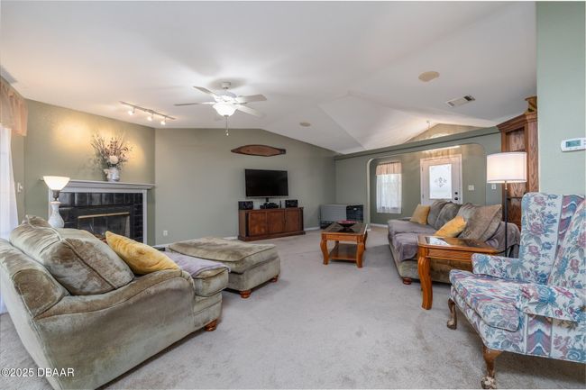 111 Penny Acres Ln, House other with 3 bedrooms, 2 bathrooms and null parking in Welaka FL | Image 6