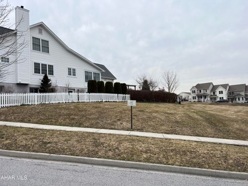 512 Golden Ln, Hollidaysburg, PA, 16648-3236 | Card Image