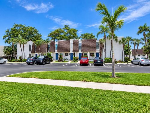 1570-1570 Nw 89th Ter, Pembroke Pines, FL, 33024-4666 | Card Image