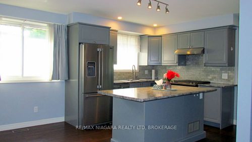 8110 Paddock Trail Dr, Niagara Falls, ON, L2H1X3 | Card Image
