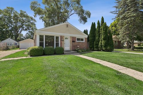837 Lange St, Mundelein, IL, 60060-2412 | Card Image