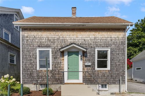 75 Tilden Ave, Newport, RI, 02840-2065 | Card Image