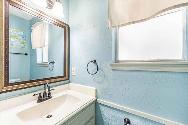 Downstairs 1/2 Bath | Image 10