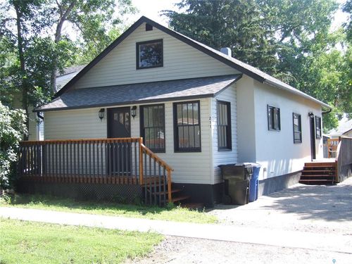 211 2nd St W, Leader, SK, S0N0C8 | Card Image