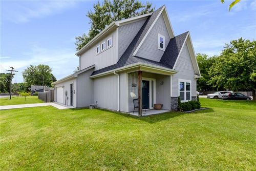 201 12th St, Oak Grove, MO, 64075-9221 | Card Image