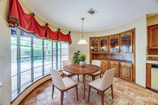 Staged Eat-in Kitchen | Image 6