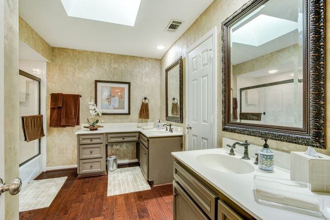Two sinks and shower/tub combo | Image 23
