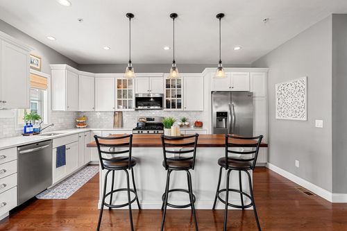 38 Stonehaven Dr, Weymouth, MA, 02190-3927 | Card Image