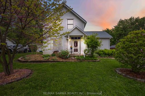 590 Simcoe St, Warwick, ON, N0M2S0 | Card Image