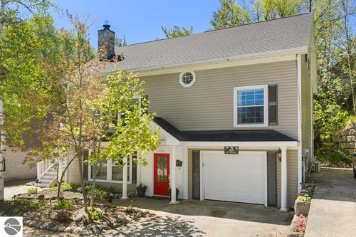 214 Newman St, Charlevoix, MI, 49720-3200 | Card Image