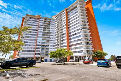 722e-1351 Ne Miami Gardens Dr, Miami, FL, 33179-4746 | Card Image