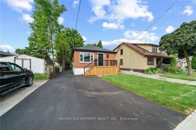 875 Fennell Ave E, House other with 2 bedrooms, 2 bathrooms and 2 parking in Hamilton ON | Image 2