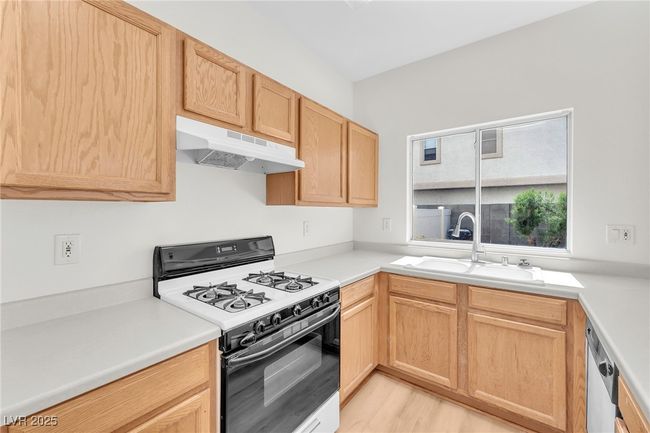 2563 Land Rush Dr, Townhouse with 2 bedrooms, 3 bathrooms and null parking in Henderson NV | Image 5