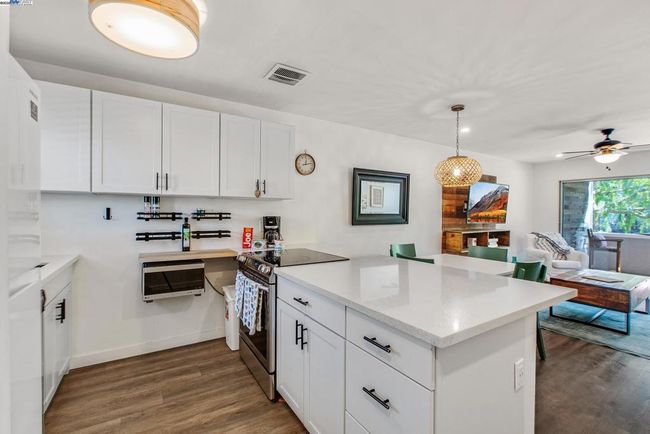 UNIT-212 - 325 Kitty Hawk Rd, Condo with 2 bedrooms, 1 bathrooms and 1 parking in Alameda CA | Image 4