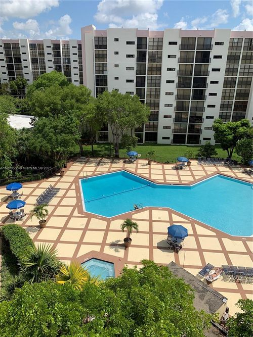 apt-1025-17021 N Bay Rd, Sunny Isles Beach, FL, 33160-3627 | Card Image