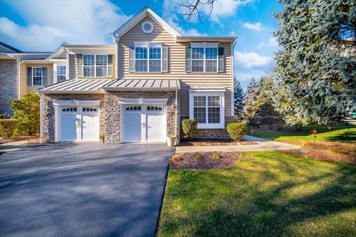746 Huntington Dr, Fishkill, NY, 12524-4912 | Card Image