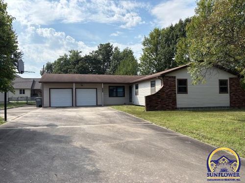 2043 Schaeffer Way, Emporia, KS, 66801-5758 | Card Image