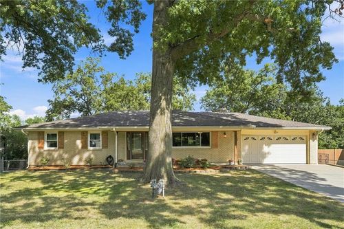 743 Linda Ln, Bonner Springs, KS, 66012-1811 | Card Image