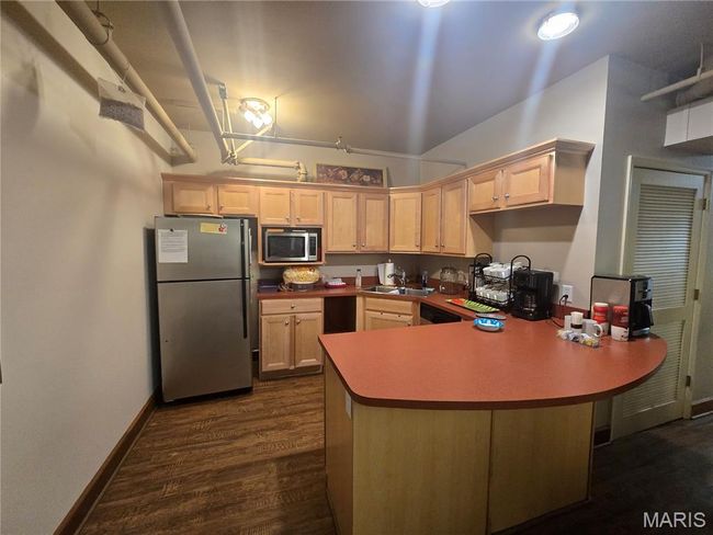 Kitchenette with appliances | Image 25