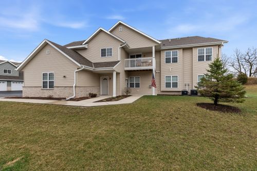 W197N16902 Stonewall Dr, Jackson, WI, 53037-8617 | Card Image
