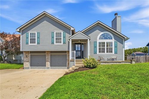 911 Wildwood Dr, Pleasant Hill, MO, 64080-6554 | Card Image