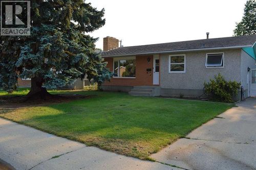 892 Bassett Cres Nw, Medicine Hat, AB, T1A6Z4 | Card Image