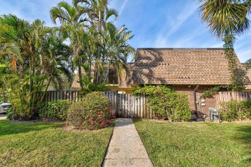 36d-2913 Sw 22nd Cir, Delray Beach, FL, 33445-7892 | Card Image