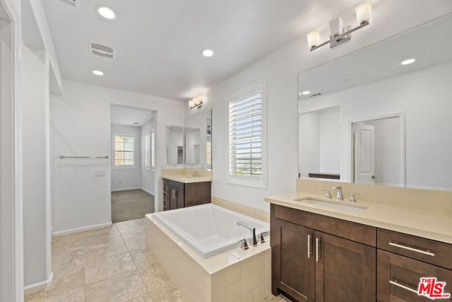 20650 Huntley Way, Condo with 4 bedrooms, 3 bathrooms and 4 parking in Santa Clarita CA | Image 7
