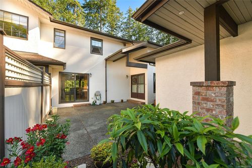 3-4631 Lochside Dr, Saanich, BC, V8Y2S9 | Card Image