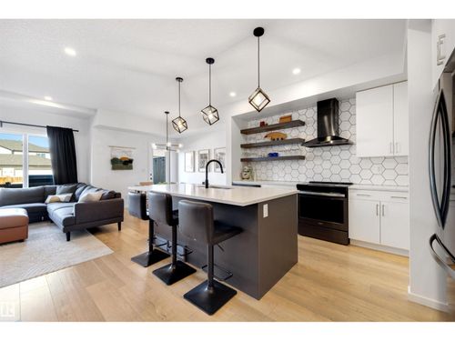 8028 174a Ave Nw, Edmonton, AB, T5Z0R7 | Card Image