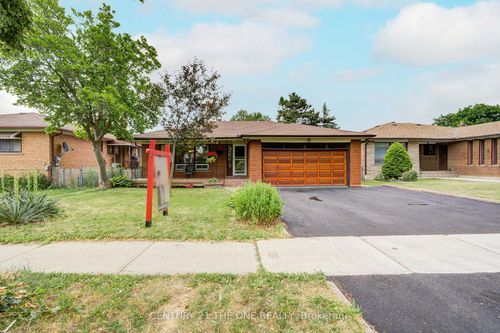 103 Margaret Ave, North York, ON, M2J4C4 | Card Image