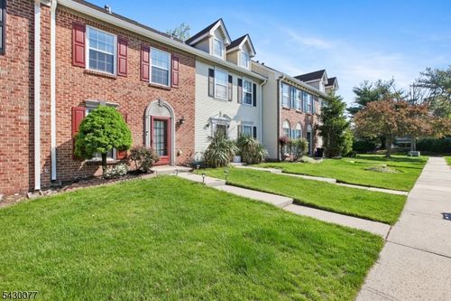 8 Lindsey Ct, FRANKLIN PARK, NJ, 08823-1525 | Card Image