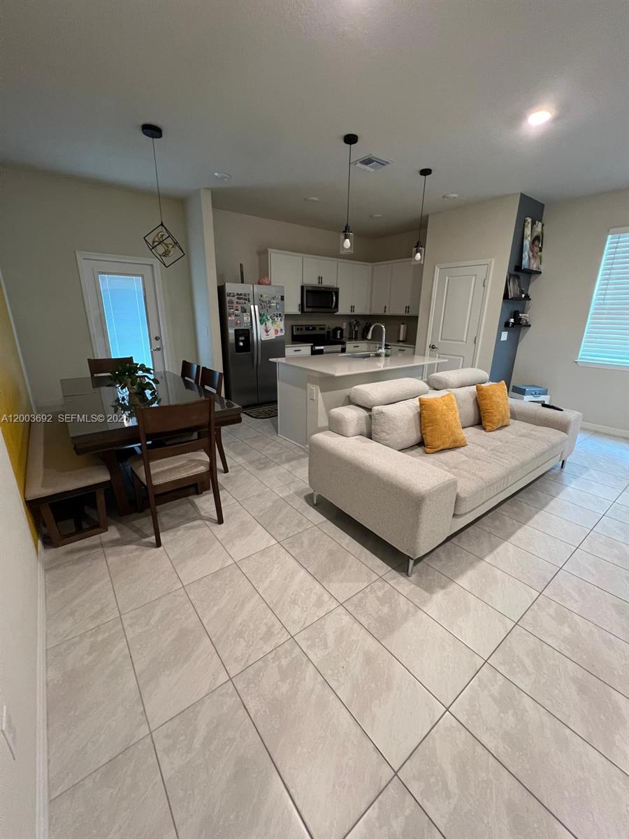 Residential Lease in Lauderdale Lakes 2
