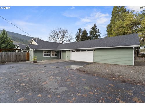 935 Pine St, RogueRiver, OR, 97537 | Card Image