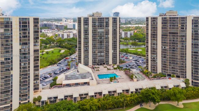 528 - 20301 W Country Club Dr, Condo with 2 bedrooms, 2 bathrooms and null parking in Aventura FL | Image 34