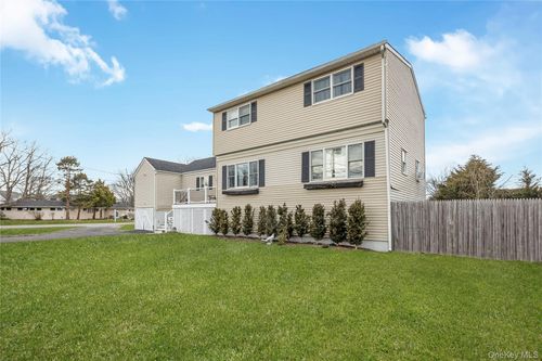 15 Bingham Pl, Amityville, NY, 11701-4218 | Card Image