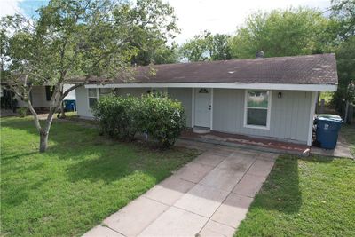 103 N Lightburne Street, House other with 3 bedrooms, 1 bathrooms and 2 parking in Beeville TX | Image 2