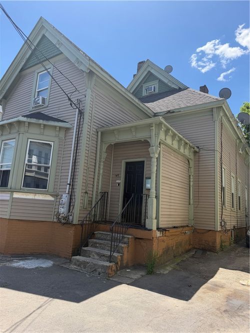 147 Parade St, Providence, RI, 02907-2713 | Card Image