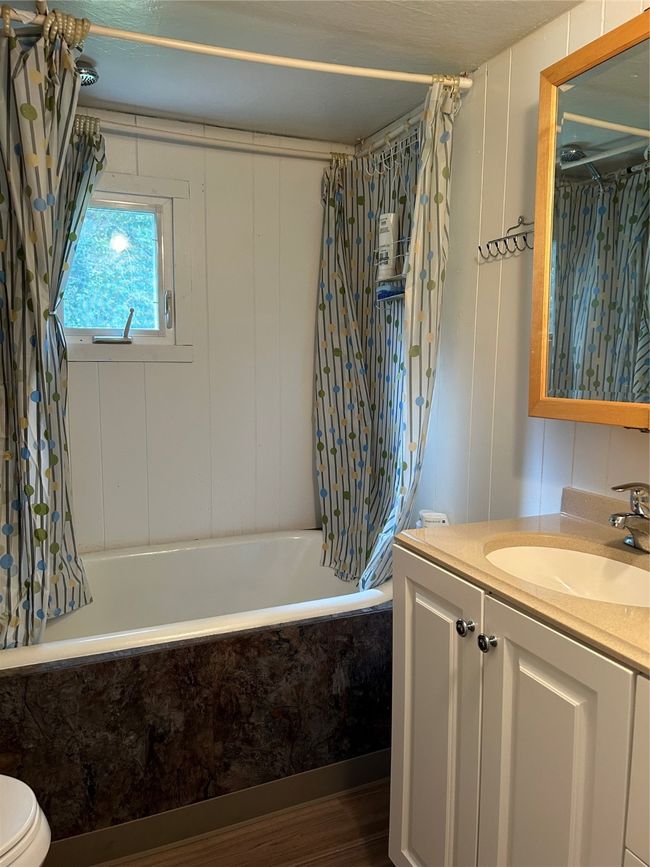 Bathroom with tub/shower | Image 30