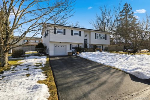 1 Weather Vane Way, Middletown, NY, 10940-2605 | Card Image