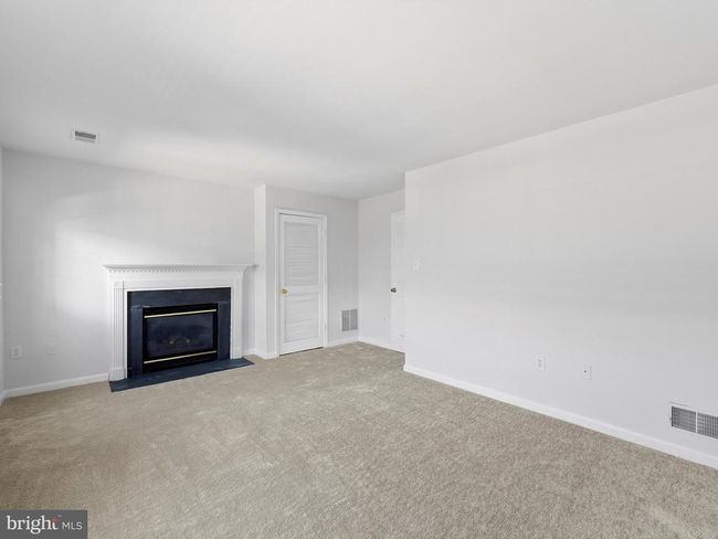 22937 Whitehall Ter, Townhouse with 4 bedrooms, 3 bathrooms and null parking in STERLING VA | Image 5