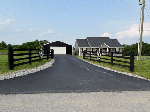 541 Oakland Ln, Harrodsburg, KY, 40330-9317 | Card Image