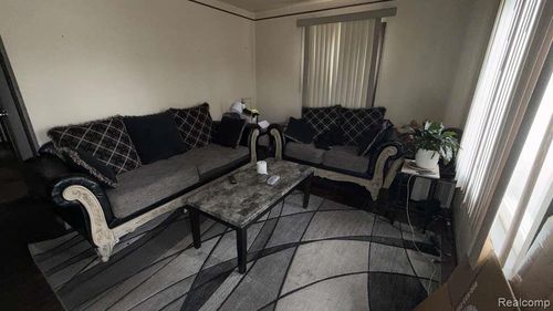 8494 Heyden St, Detroit, MI, 48228-2947 | Card Image