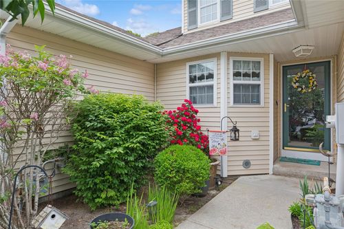32 Blueberry Cmns, Riverhead, NY, 11901-2641 | Card Image