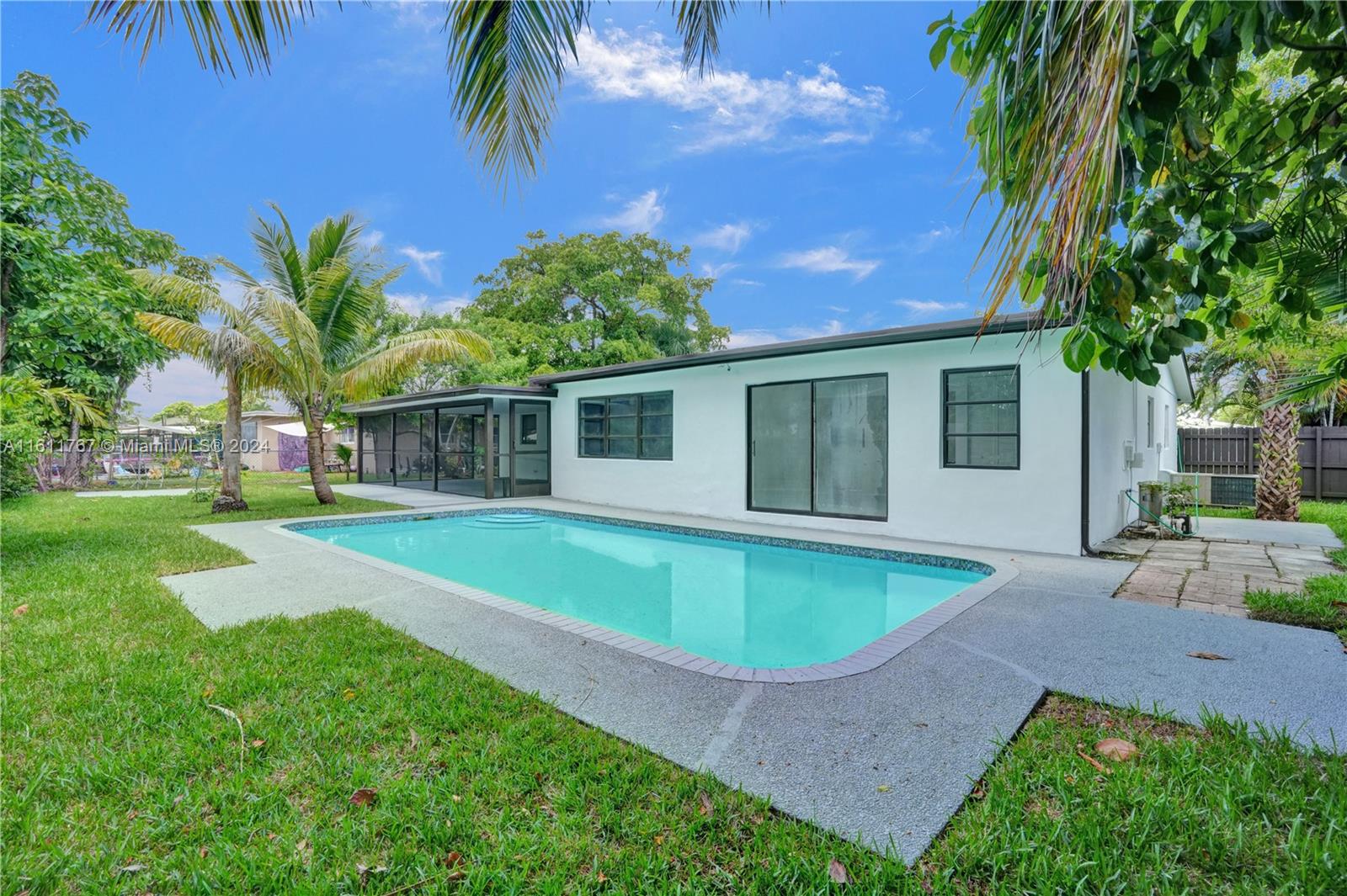 38th Pl, Deerfield Beach, FL 33064