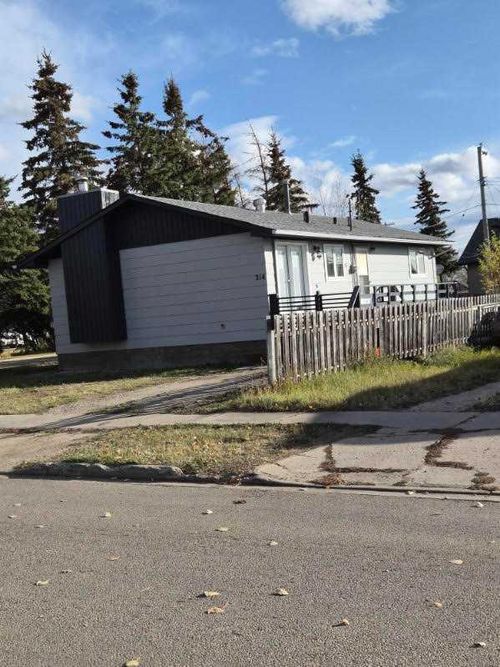 214 7 St, Beaverlodge, AB, T0H0C0 | Card Image